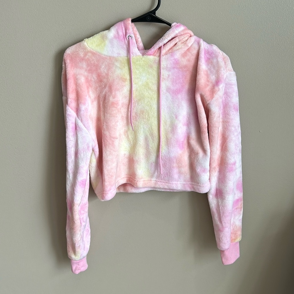 (S) fuzzy cropped pink hoodie